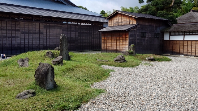 庭石】赤石の縁起と価値を徹底解剖！種類・選び方から開運効果を高める配置まで - 庭のリフォーム・DIYで使う粋でおしゃれな石の専門店・揖斐川庭石 センターBLOG